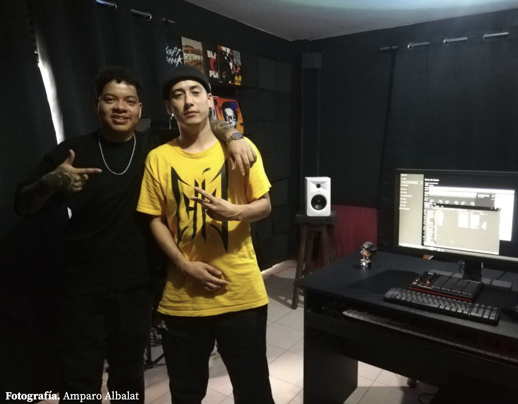 dos personas posando